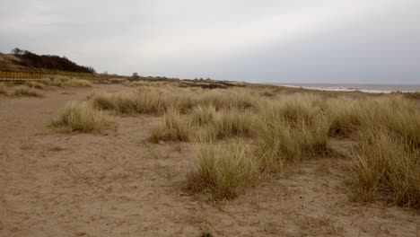 Blick-Nach-Norden-Durch-Die-Sanddünen,-Strandgras-Mit-Dem-Meer-Dahinter-Am-Strand-Von-Ingoldmells,-Skegness