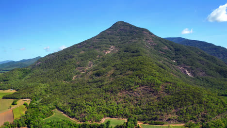 Exuberante-Montaña-Verde-Contra-El-Cielo-Azul-En-Cairns,-Queensland,-Australia---Toma-Aérea-De-Drones