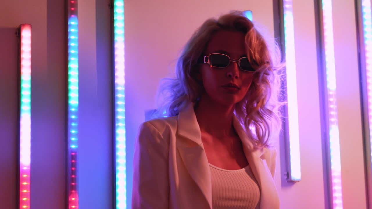 mujer elegante con luces de neón