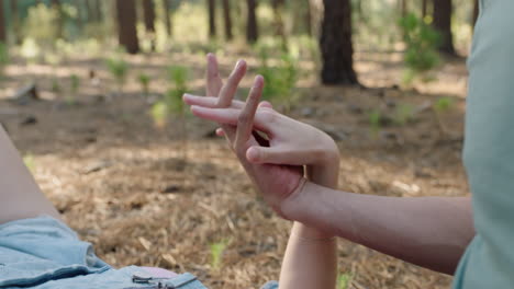 Pareja-De-Adolescentes-Tomados-De-La-Mano-En-El-Bosque-Novio-Y-Novia-Compartiendo-Una-Conexión-Romántica-En-El-Bosque-Felices-Jóvenes-Amantes