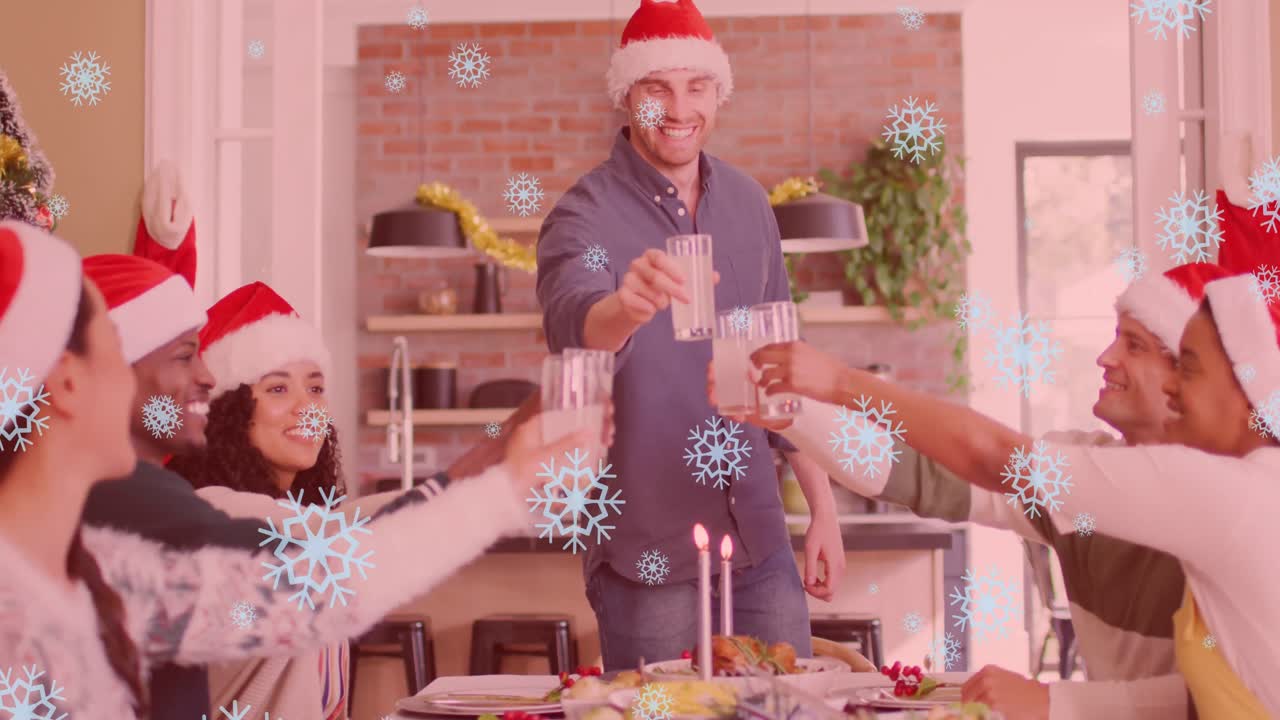 animación de nieve cayendo sobre diversos amigos sentados en la mesa en navidad.