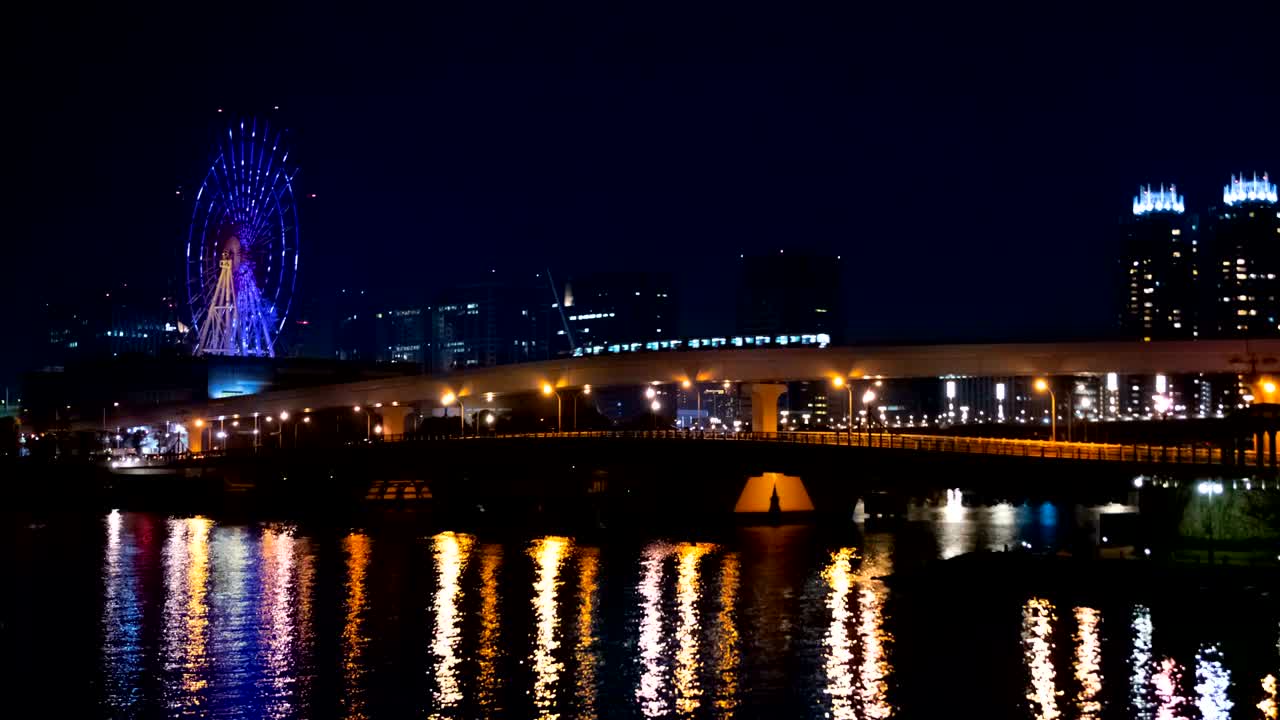 도쿄 오다이바 강 근처의 야간 타임스 페리스