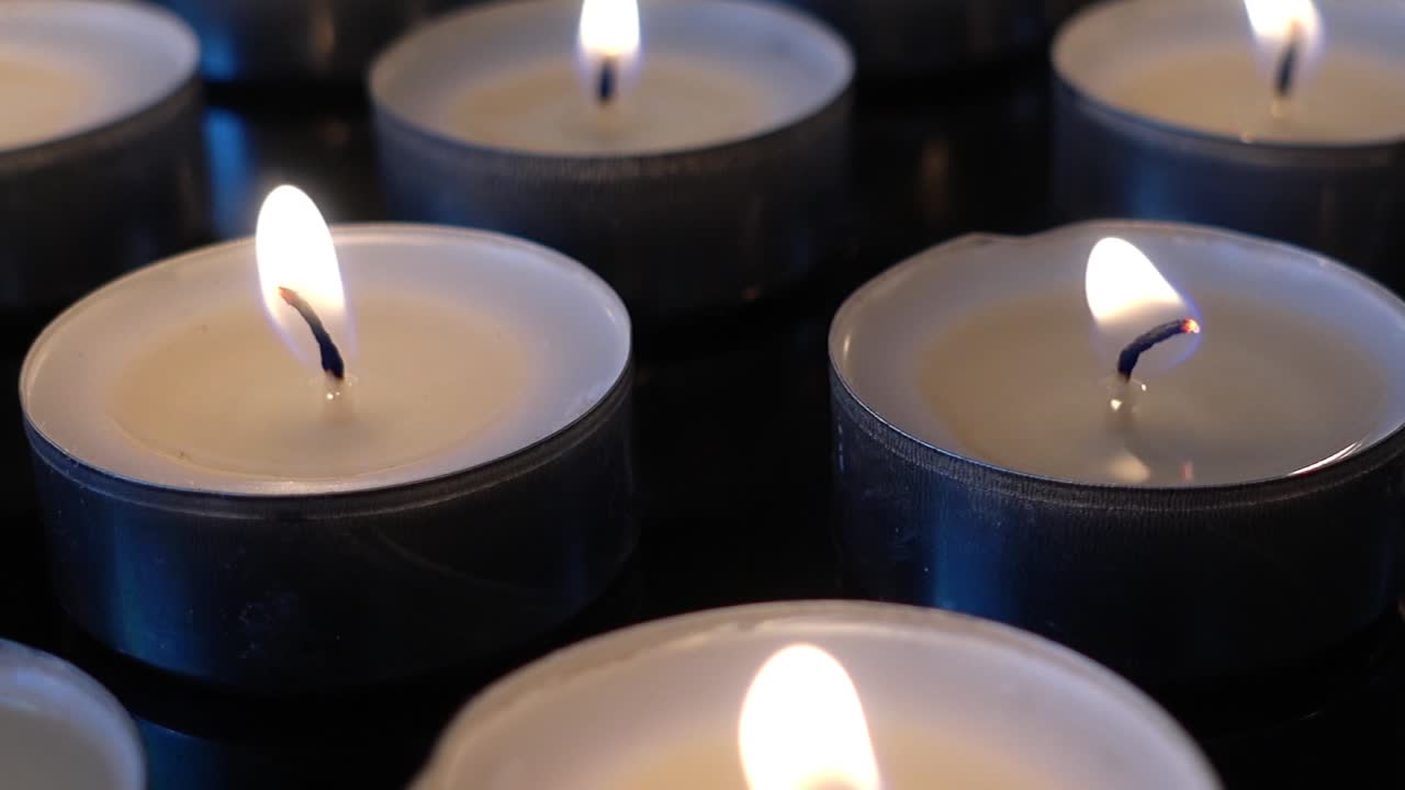 Candele su sfondo nero