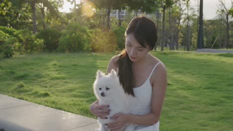 포메라니아 개와 아시아 여성 야외