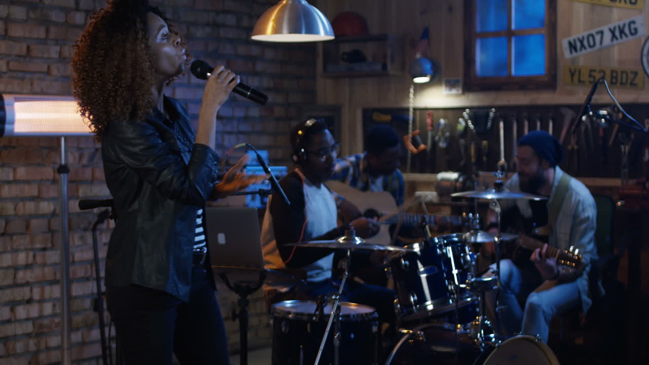 차고 스튜디오 에서 밴드 리허설