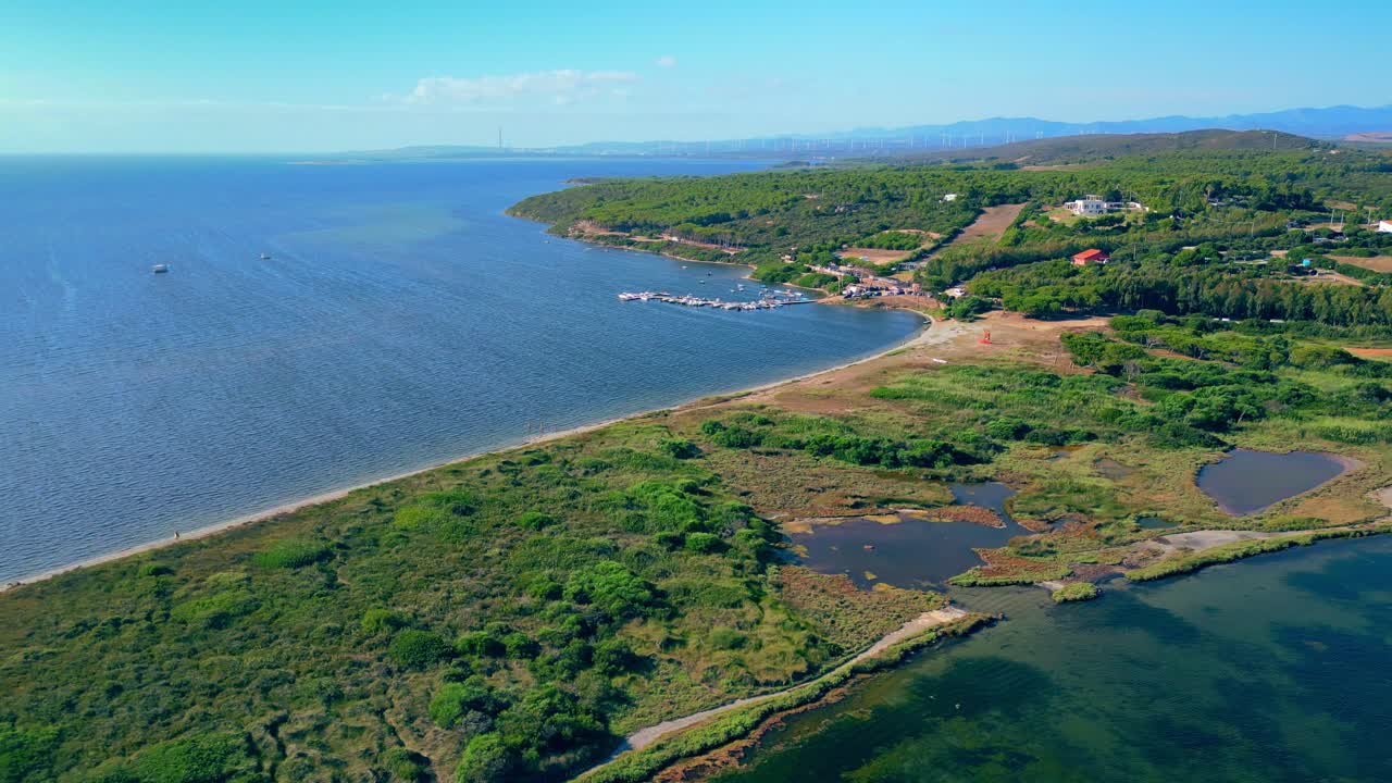 vista aérea panorámica de la playa de las cometas de punta trettu, cerdeña, italia