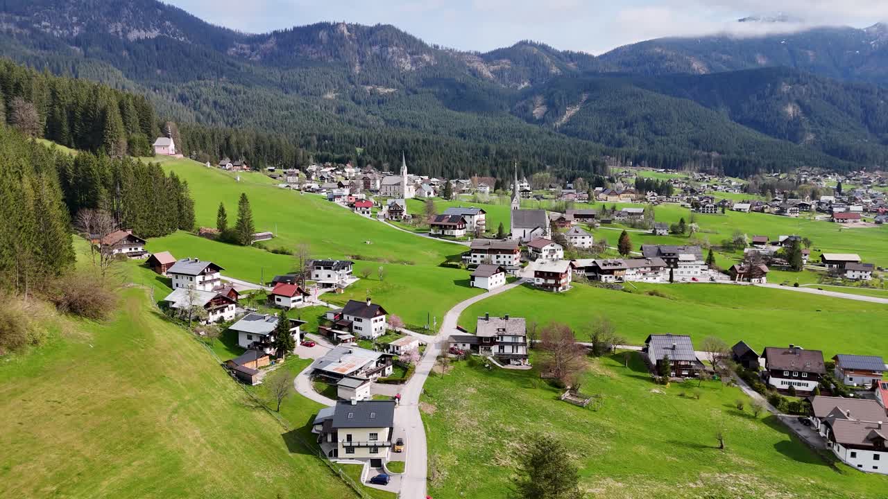 austria vistas impresionantes de las montañas con drones