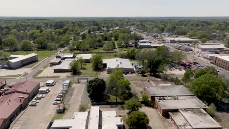 Hope,-Arkansas-downtown-with-drone-video-moving-forward-close-up