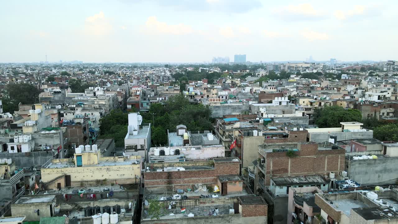 4k tomas aéreas de los suburbios residenciales de nueva delhi en un hermoso día deslizándose sobre techos, calles, parques y mercados en la india