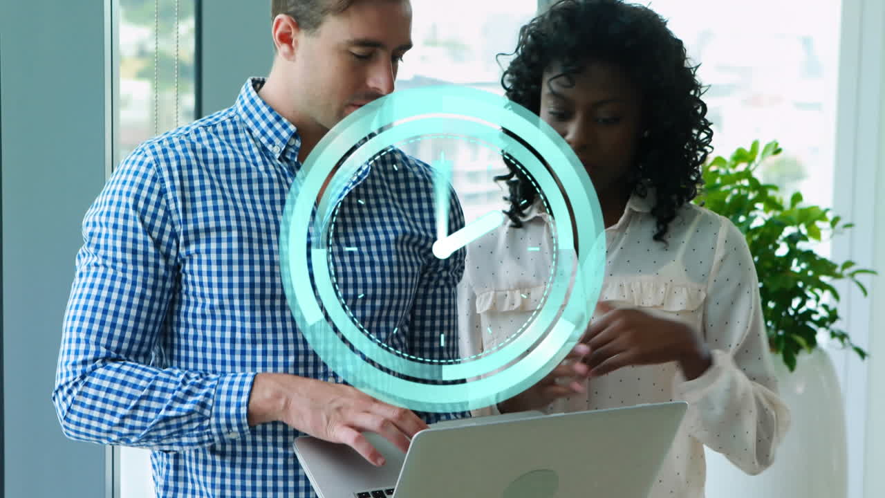 animación del reloj haciendo tic-tac sobre diversas personas de negocios usando computadora portátil