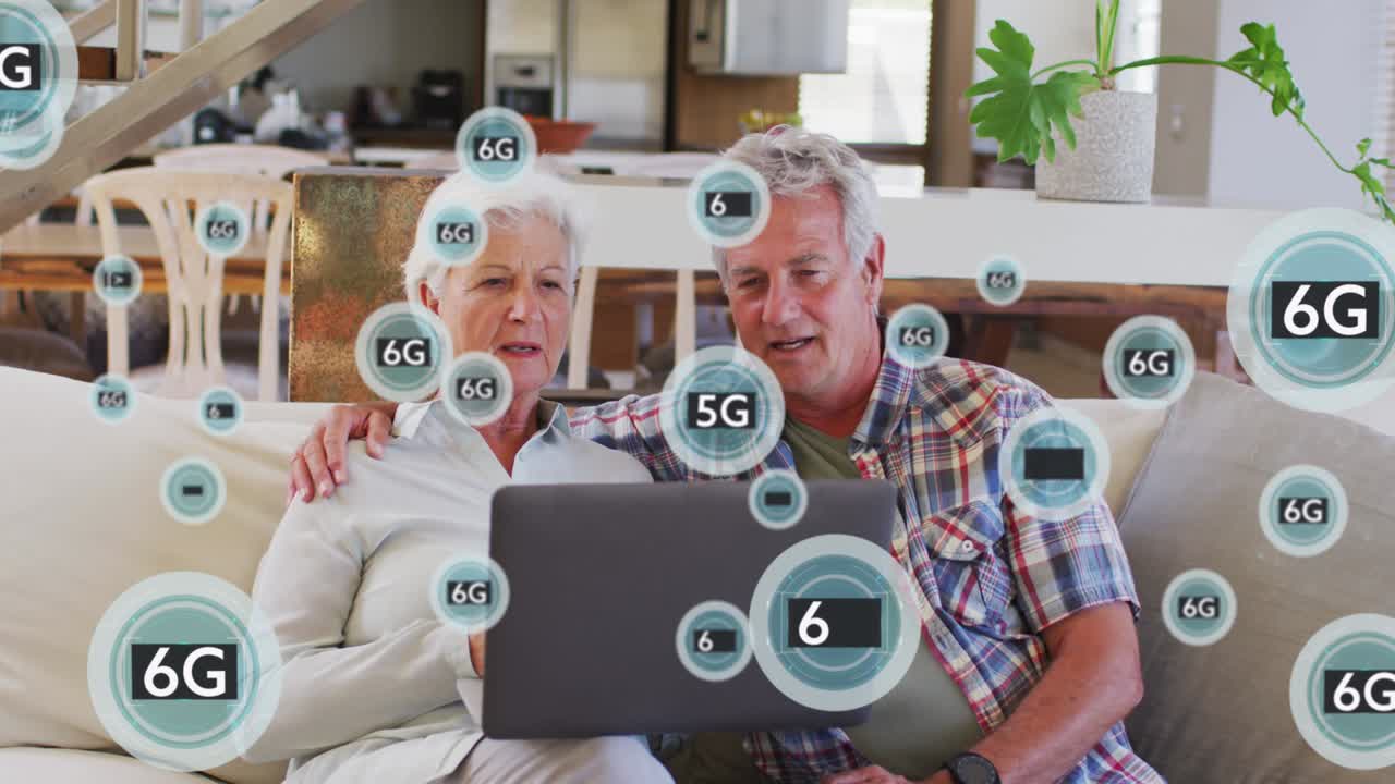 Animazione di una rete di connessioni con la scritta 6G su una coppia anziana caucasica che usa un laptop