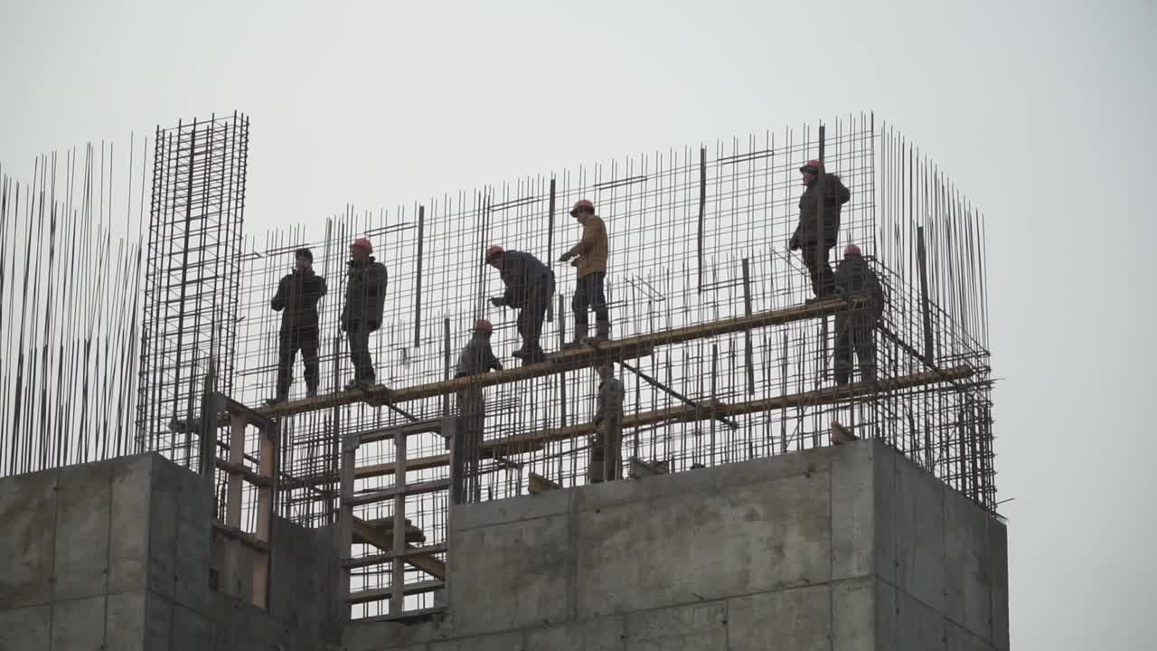 trabajadores de la construcción en un sitio en construcción