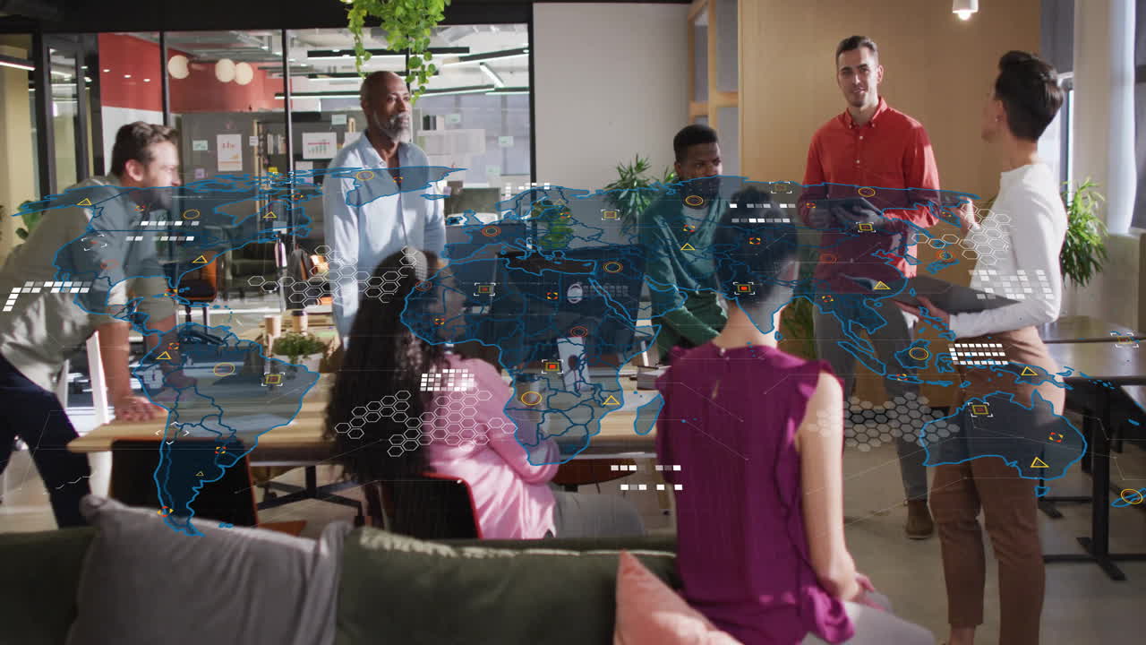 Divers team på kontoret med verdenskort og animation af dataforbindelser som overlay