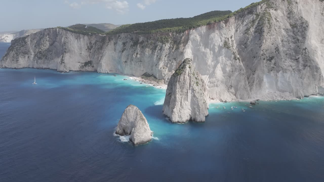 fotografía de avión no tripulado de la costa de la isla de zakynthos, las rocas de myzithres y el azul mar jónico en un día de verano 50fps d-logm