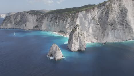 Drohnenaufnahme-Der-Küste-Der-Insel-Zakynthos,-Der-Myzithres-Felsen-Und-Des-Blauen-Ionischen-Meeres-An-Einem-Sommertag,-50-Fps-D-logm