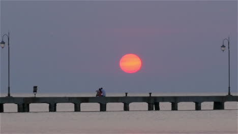 Gente-En-El-Muelle-Al-Atardecer