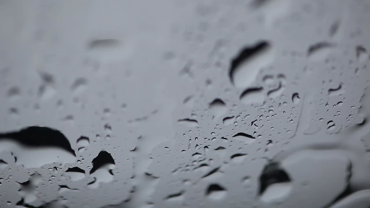 창문 유리에 빗방울