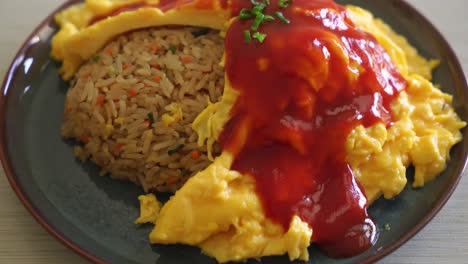 Arroz-Frito-Aromatizado-En-Una-Envoltura-De-Tortilla-O-Omurice-Al-Estilo-Japonés---Estilo-De-Comida-Asiática