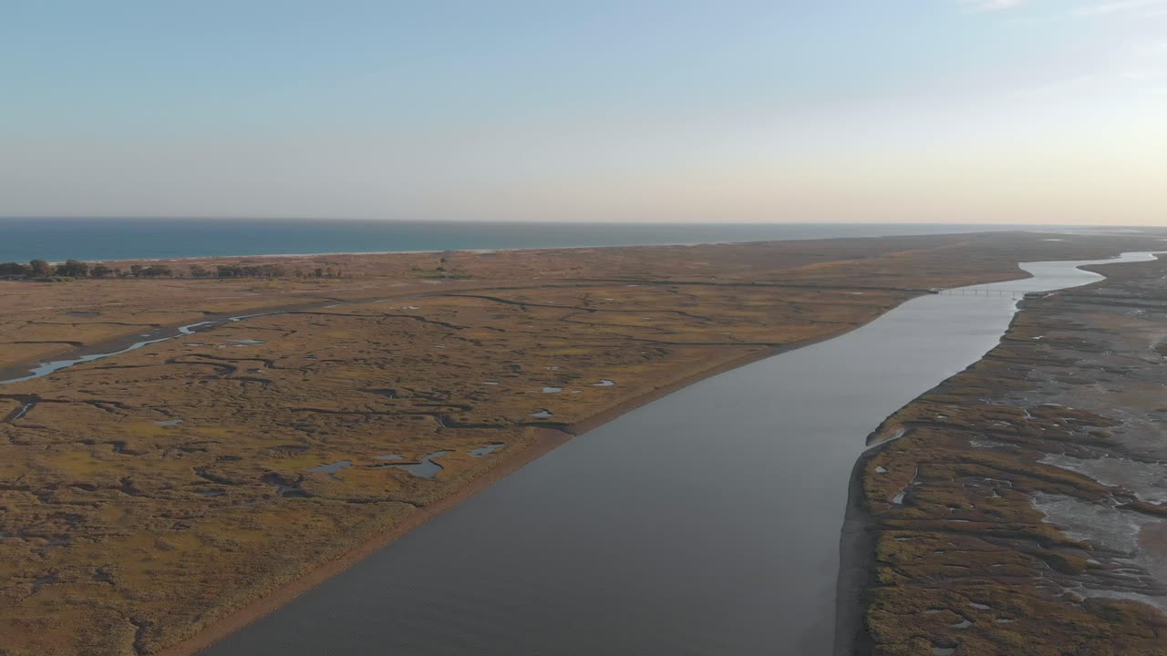 수평선에 바다가 있는 자연 보호 구역의 조감도