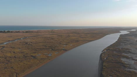 vista aérea de una reserva natural con el océano en el horizonte