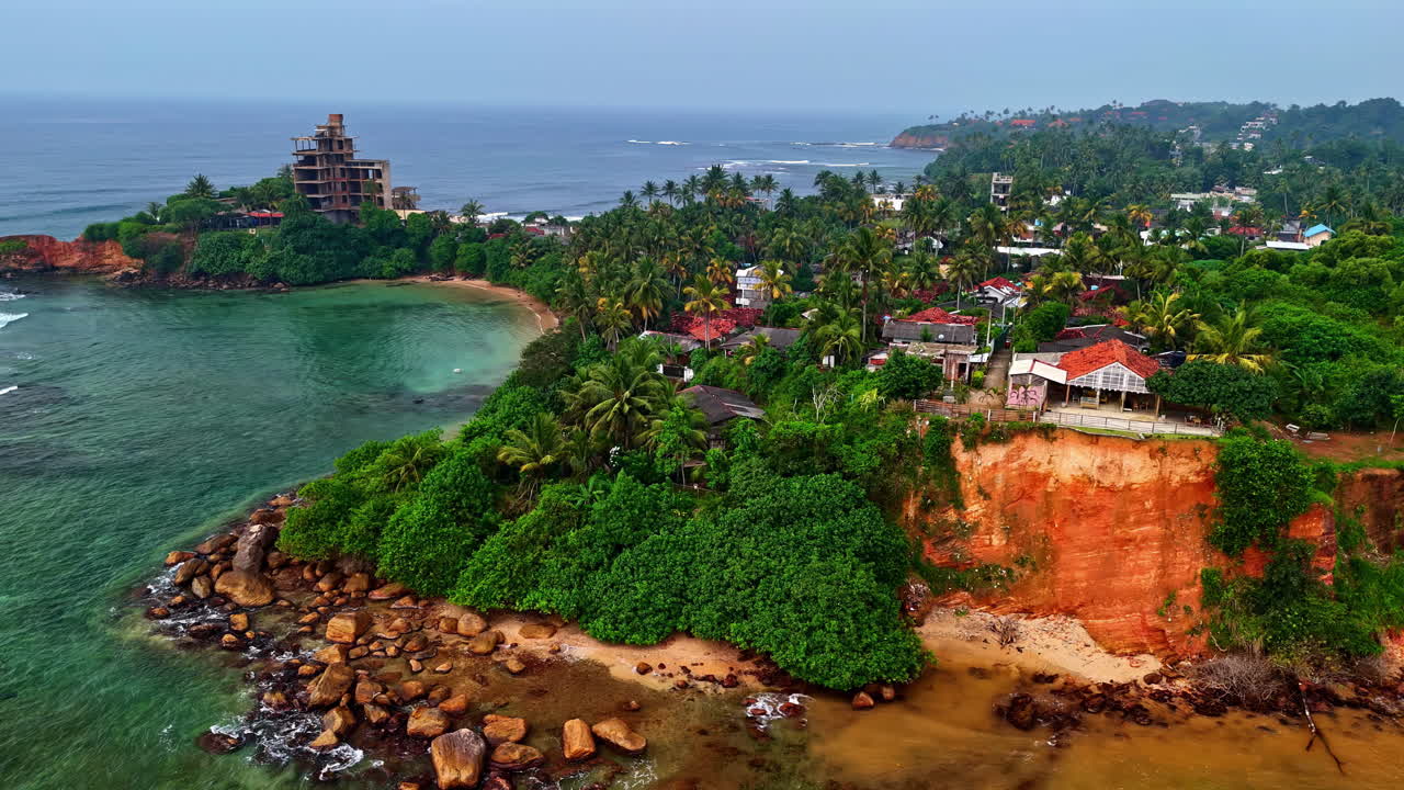 Sri Lanka’nın güney kıyısında yer alan Weligama’nın kırmızı kayalıkları ve palmiye ağaçları, köy evleri ve Hint Okyanusu’nun yeşil sularıyla kaplı kayalık kıyı şeridinin drone görüntüsü