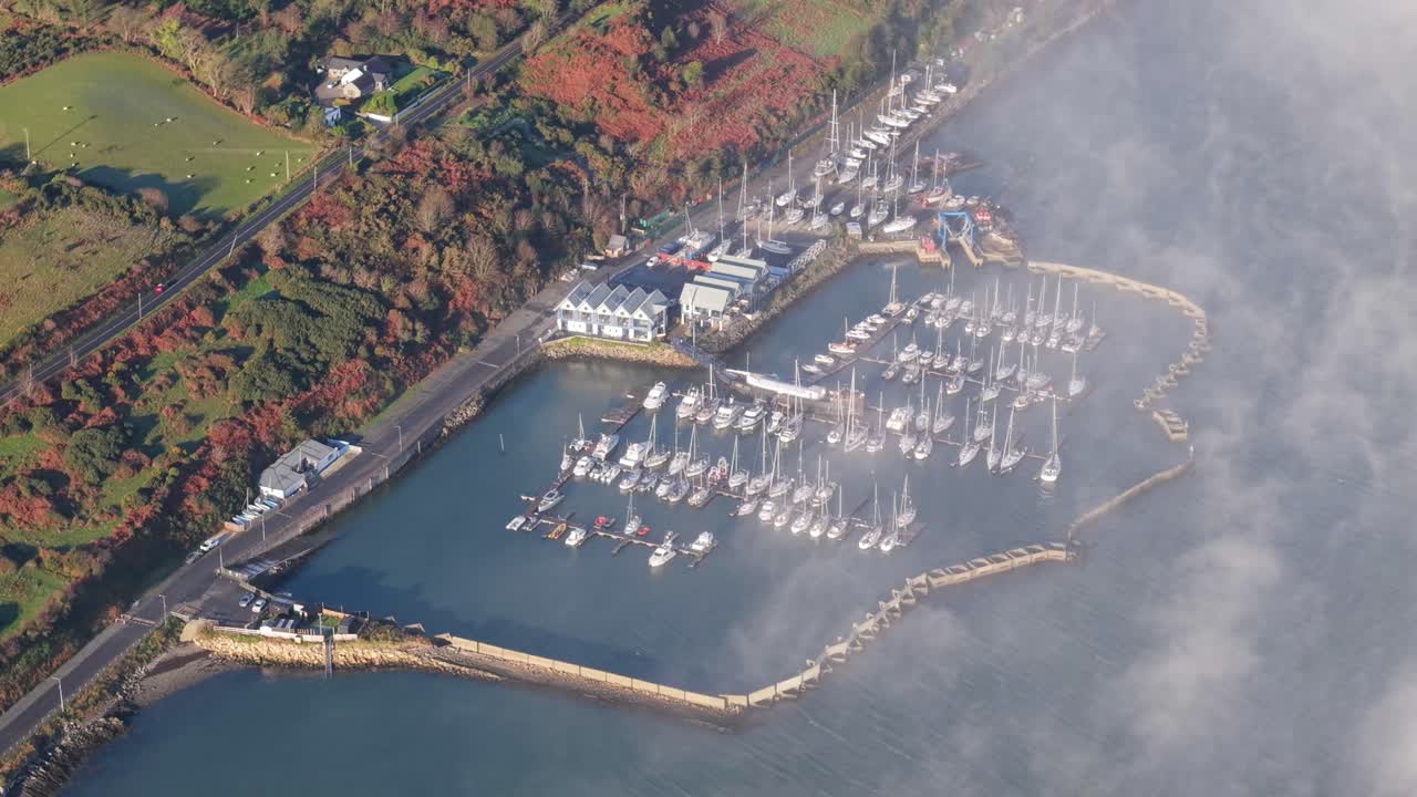 아일랜드 루스 카운티 던달크의 은 날에 칼링포드 호수 (carlingford lough) 에 있는 칼링퍼드 마리나 (carlingford marina) 의 공중 풍경.