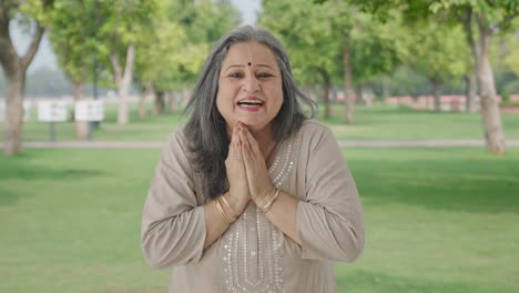 una vieja india feliz recibiendo una sorpresa en el parque