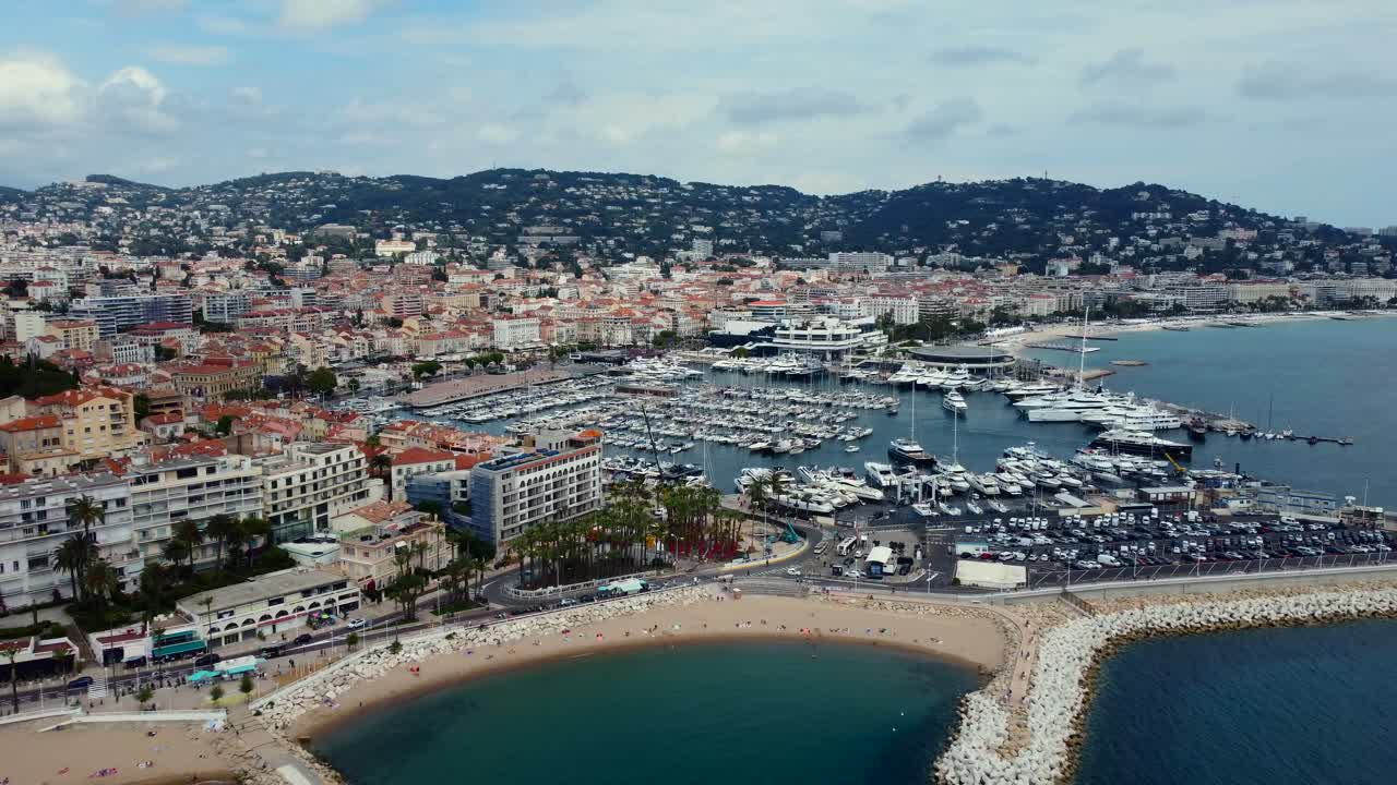 vista aérea de gran ángulo de la ciudad de cannes y el puerto en la costa sur de francia