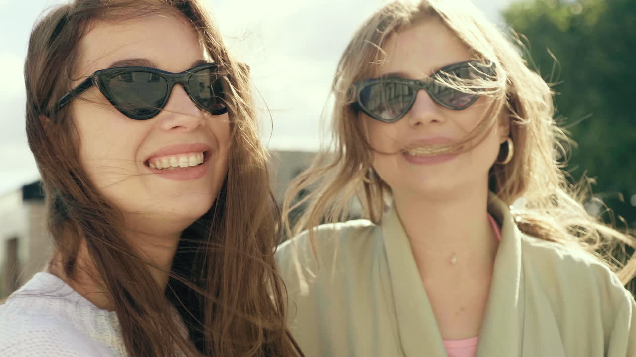 하루를 즐기는 두 명의 행복한 여성