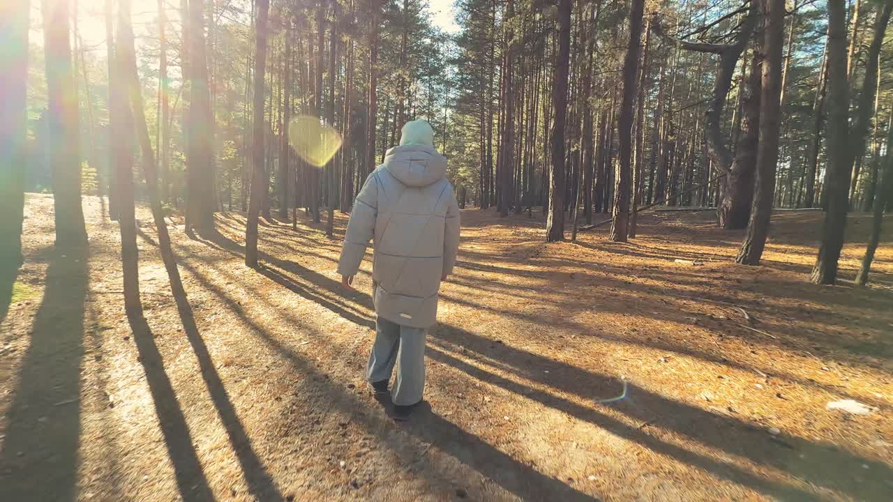 persona caminando en un bosque