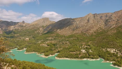 Pico-De-La-Montaña-Vista-Lago-Turquesa-Hermosa-Naturaleza