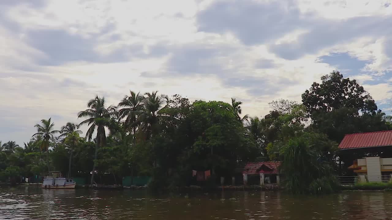 aldea remota al borde del remanso del mar con palmeras por la mañana desde un video de ángulo plano tomado en alappuzha o remanso de alleppey kerala india