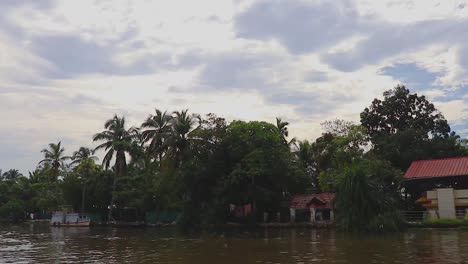 Abgelegenes-Dorf-Am-Rande-Des-Seestauwassers-Mit-Palme-Am-Morgen-Aus-Einem-Flachen-Winkelvideo,-Das-In-Alappuzha-Oder-Alleppey-Backwater-Kerala-Indien-Aufgenommen-Wurde