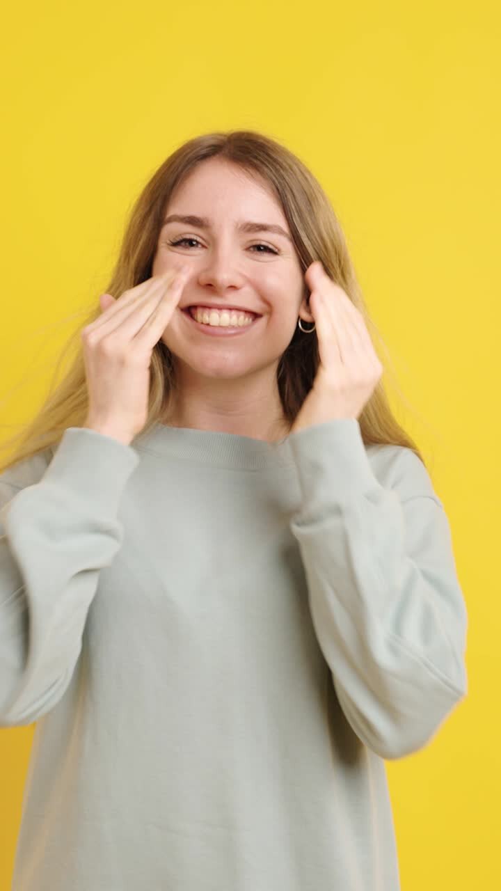 Giovane donna che esprime diverse emozioni su sfondo giallo
