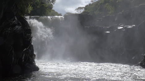 Escena-De-Cascada-Y-Rocas-De-Mauricio