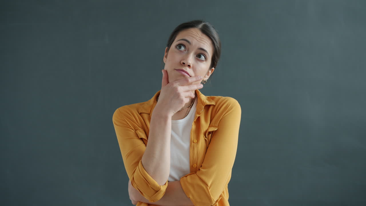 una mujer profundamente pensativa.