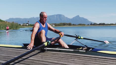 Älterer-Kaukasischer-Mann-Bereitet-Ruderboot-In-Einem-Fluss-Vor