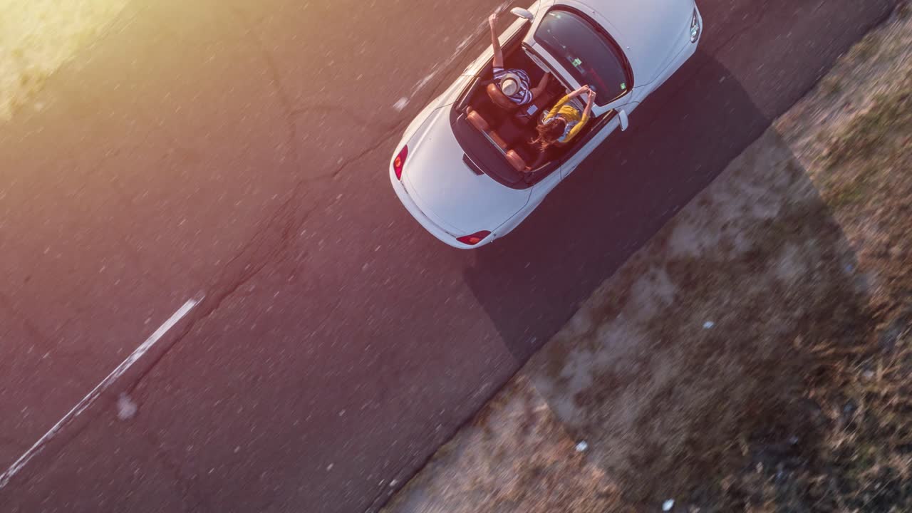 grupo de amigos disfrutando de un viaje por carretera en un descapotable