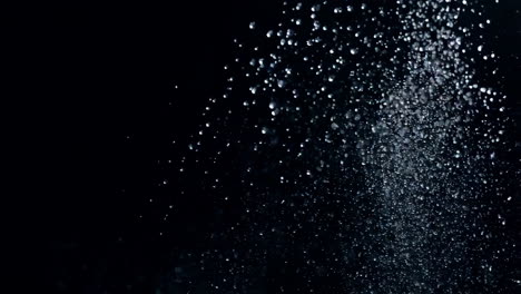 wasserspritz auf schwarzem hintergrund