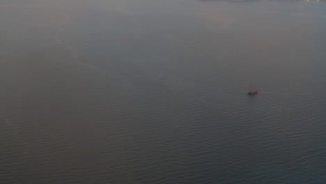 Vista-De-Pájaro-De-Un-Barco-Turístico-En-El-Mar-Egeo