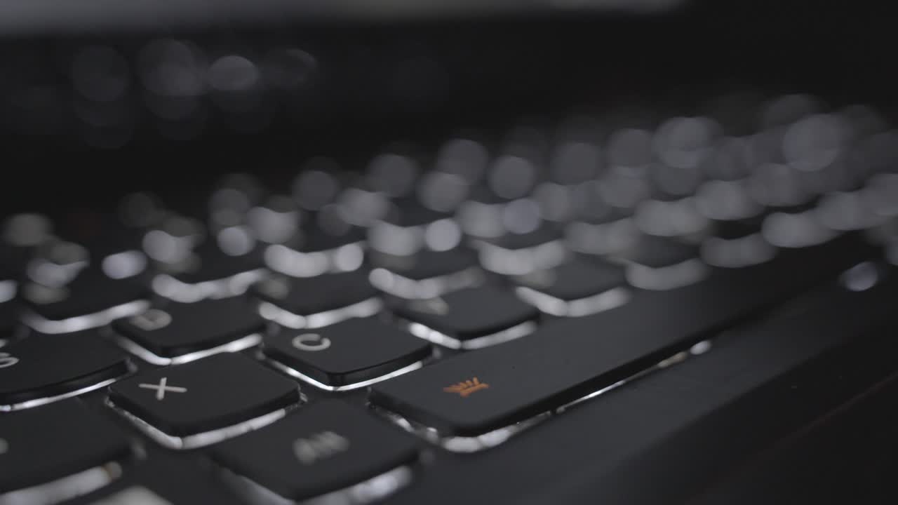 사운드 엔지니어링 오디오 믹서의 매크로 샷, 키보드 표시등 켜기