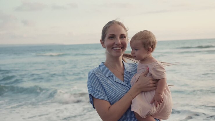 Kaukasische Mutter und Kleinkind am Meer