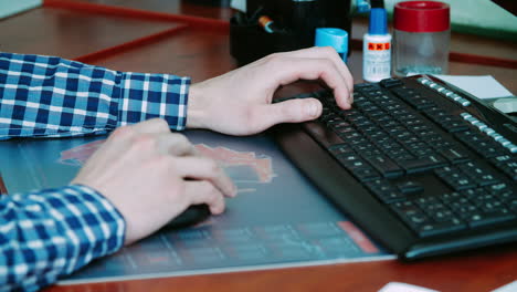 freelancer que trabaja con el teclado y el ratón de la computadora. escribiendo texto en el teclado