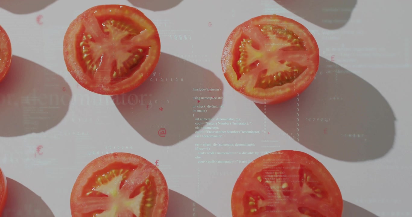 Metà di pomodori sovrapposte da codice in streaming su una superficie bianca, che proiettano ombre morbide e naturali.