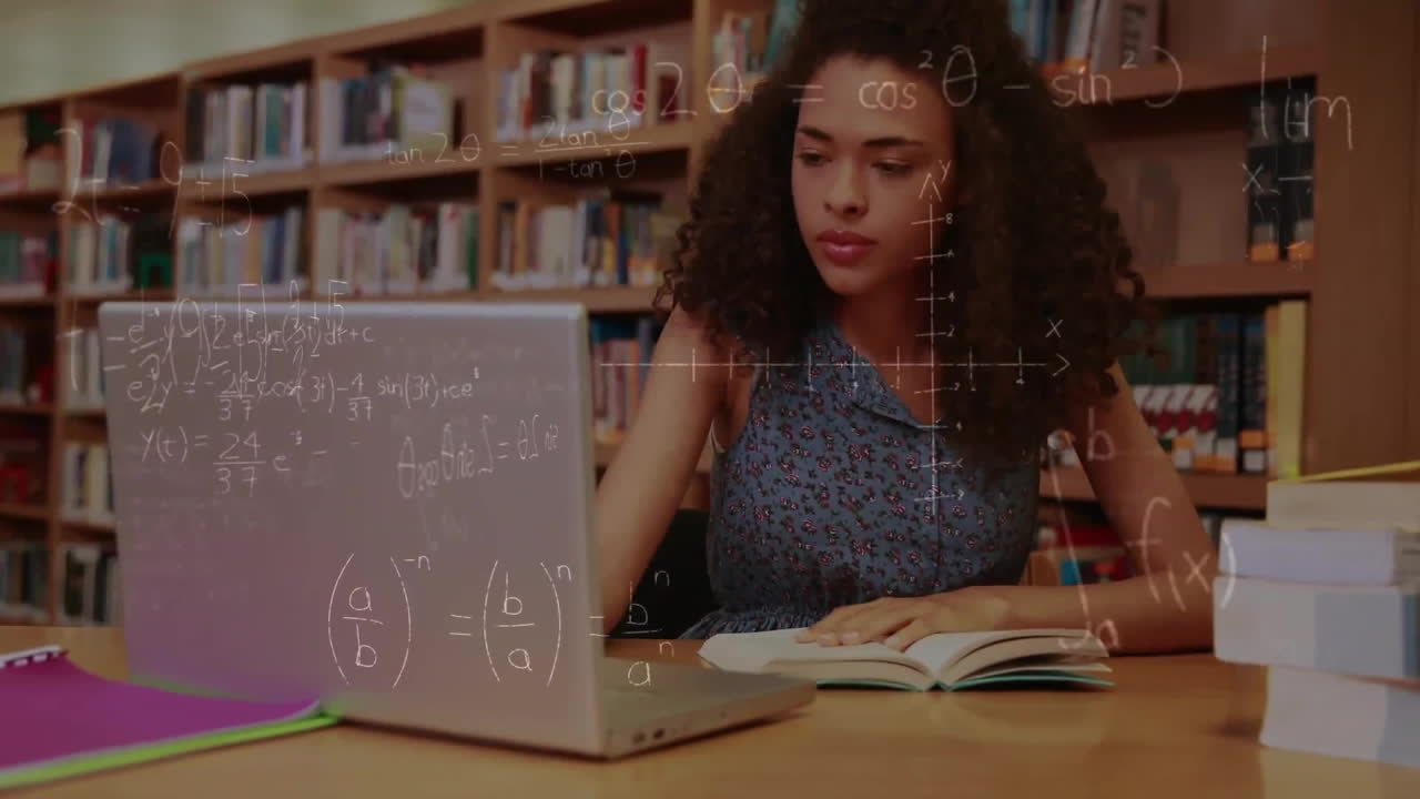 animación de procesamiento de datos matemáticos sobre una estudiante biracial con una computadora portátil