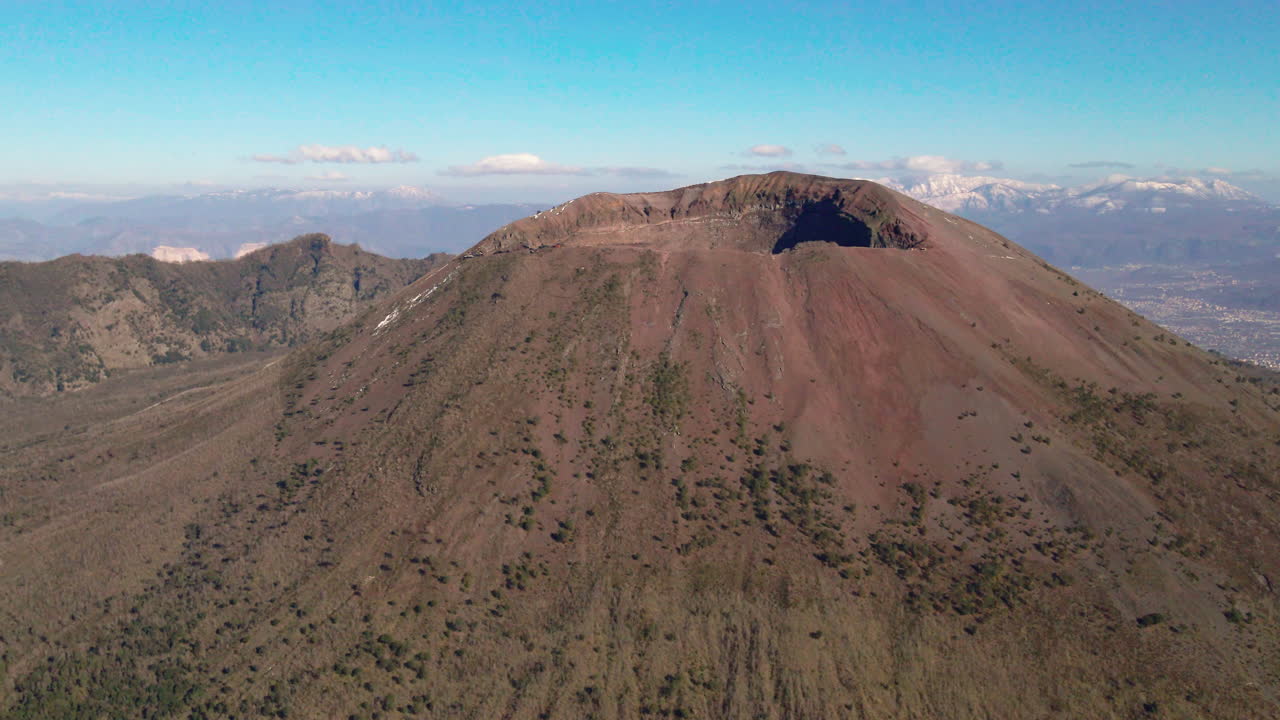cumbre del monte vesubio, sur de italia bajo un cielo azul soleado, vista aérea hacia atrás