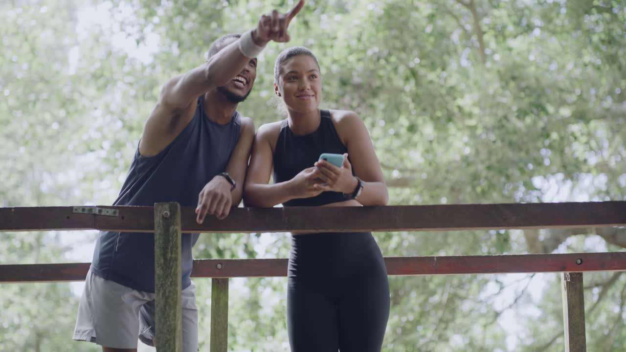 dos atletas en forma haciendo un high five en un puente
