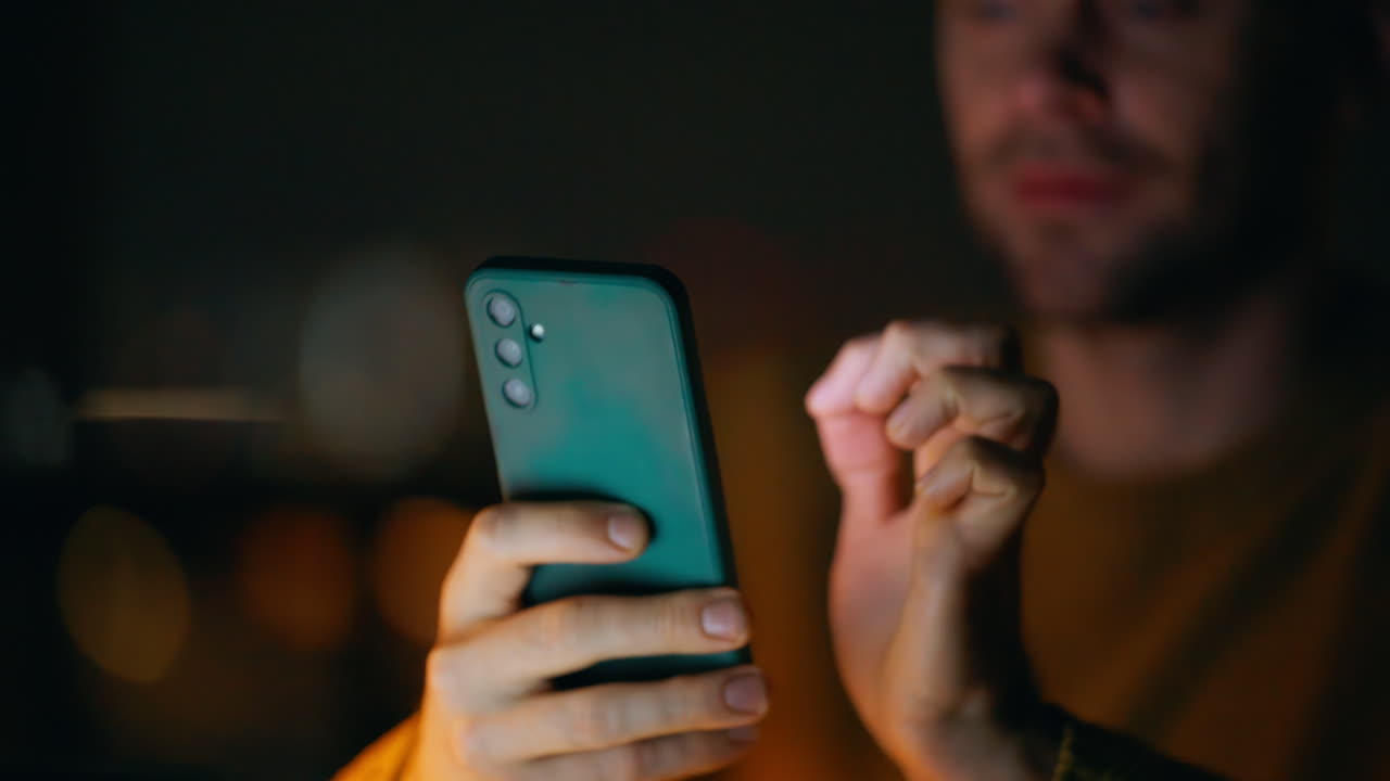 밤에 스마트폰을 사용하는 남자