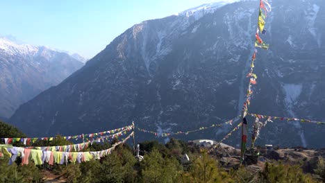 banderas de oración ondeando en el viento en las montañas de nepal