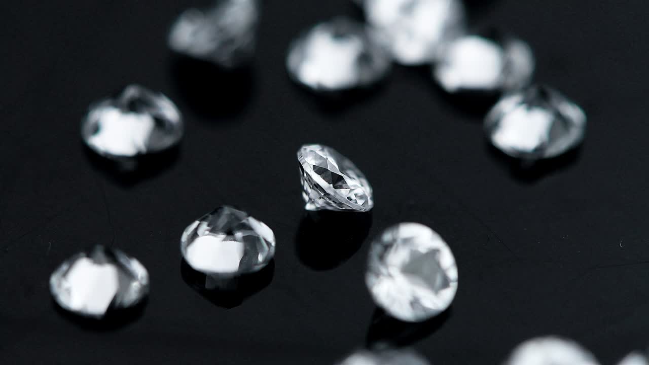 회전하는 테이블에 있는 다이아몬드 (무결한 루프 가능한 클로즈업 영상)